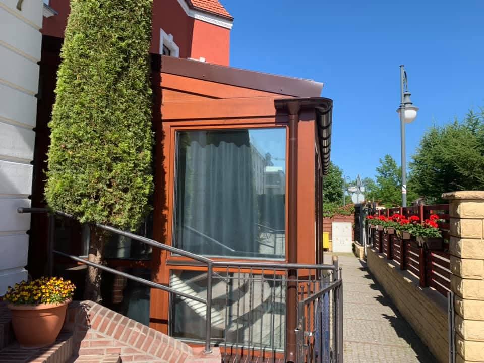 Wintergarten von außen, mit Zugang zur Terrasse