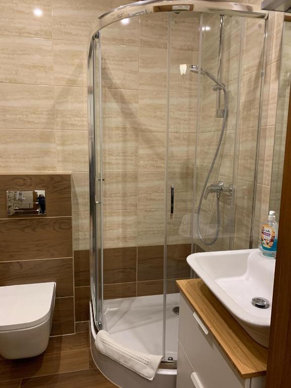 Badezimmer mit Dusche