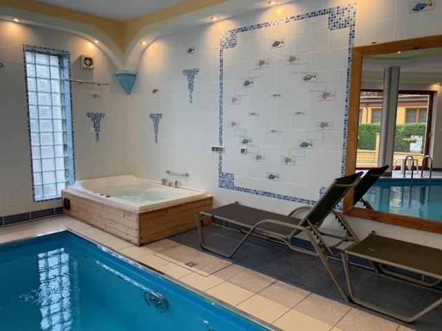 Schwimmbad mit Whirlpool im Haus