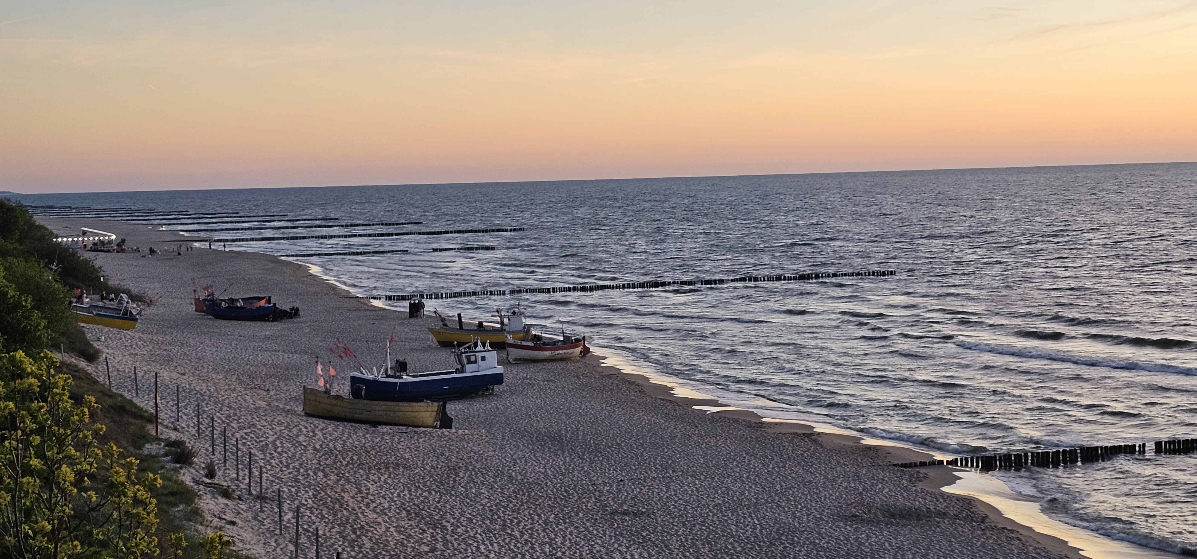 Strand von Rewal mit Fischerbooten im Abendlicht
