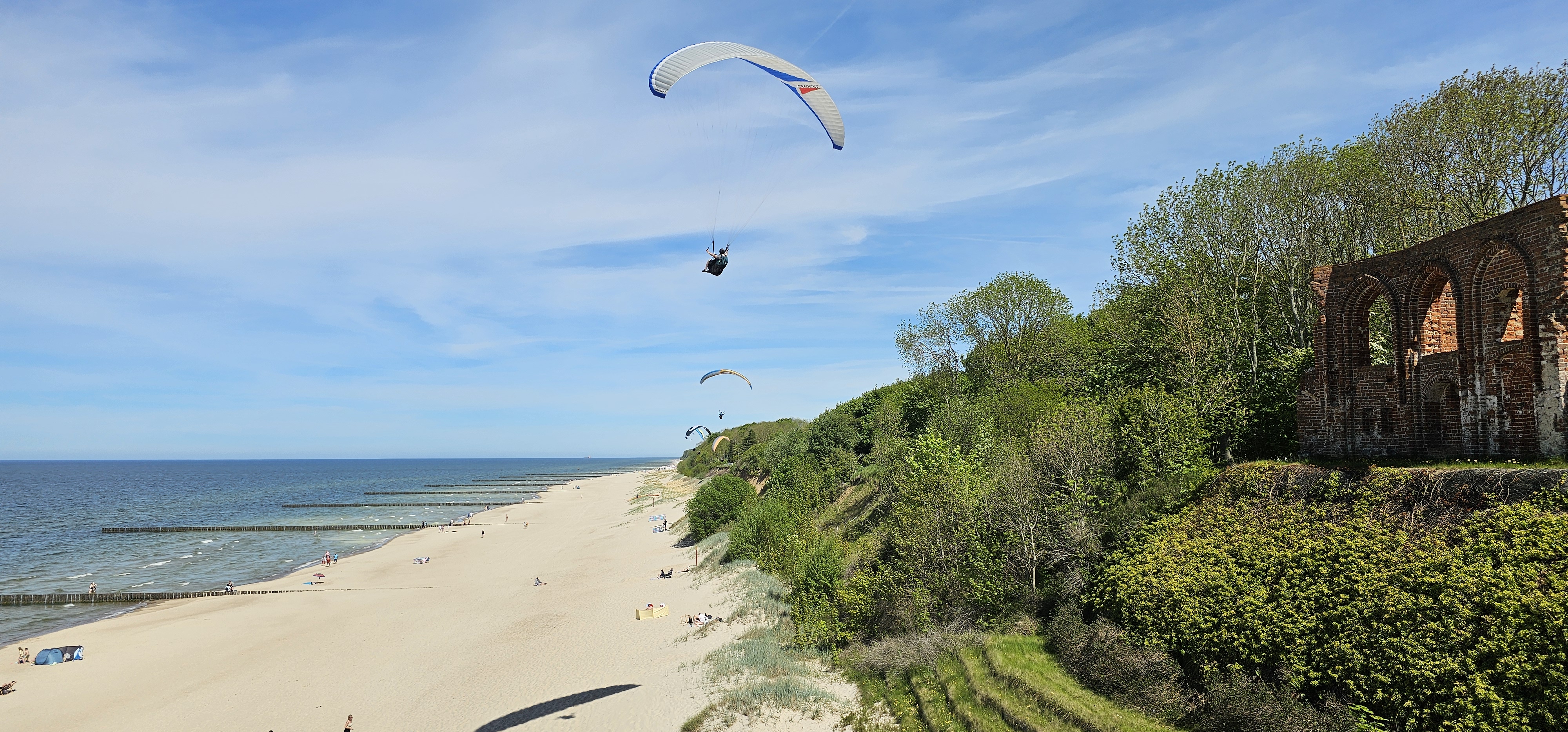 Steilküste bei Trzęsacz mit Kirchenruine und Strand